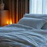 Ein gemütliches Schlafzimmer mit weichen Kissen und gedämpftem Licht