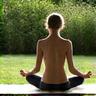 Eine Person in einer einfachen Yoga-Pose auf einer Matte