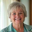 Porträt einer strahlenden Seniorin, Karin Müller, die gesund und glücklich wirkt.